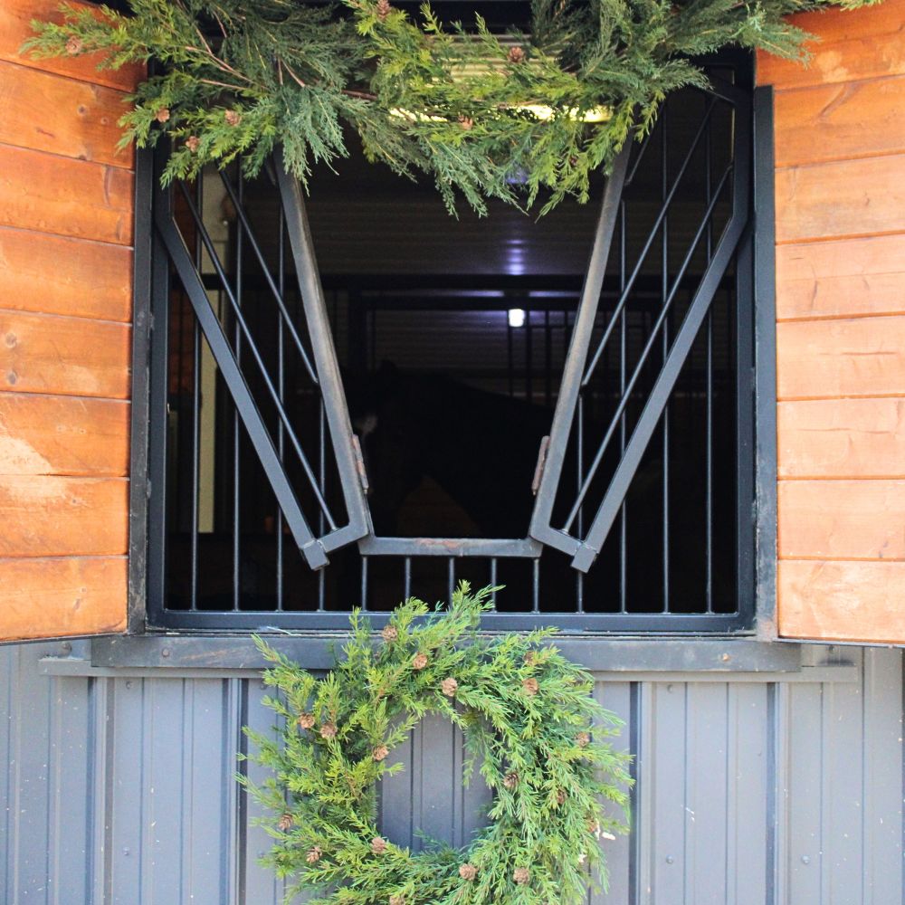 Elegant 28" Artificial Pine Wreath with Realistic Pinecones for Timeless Holiday Decor